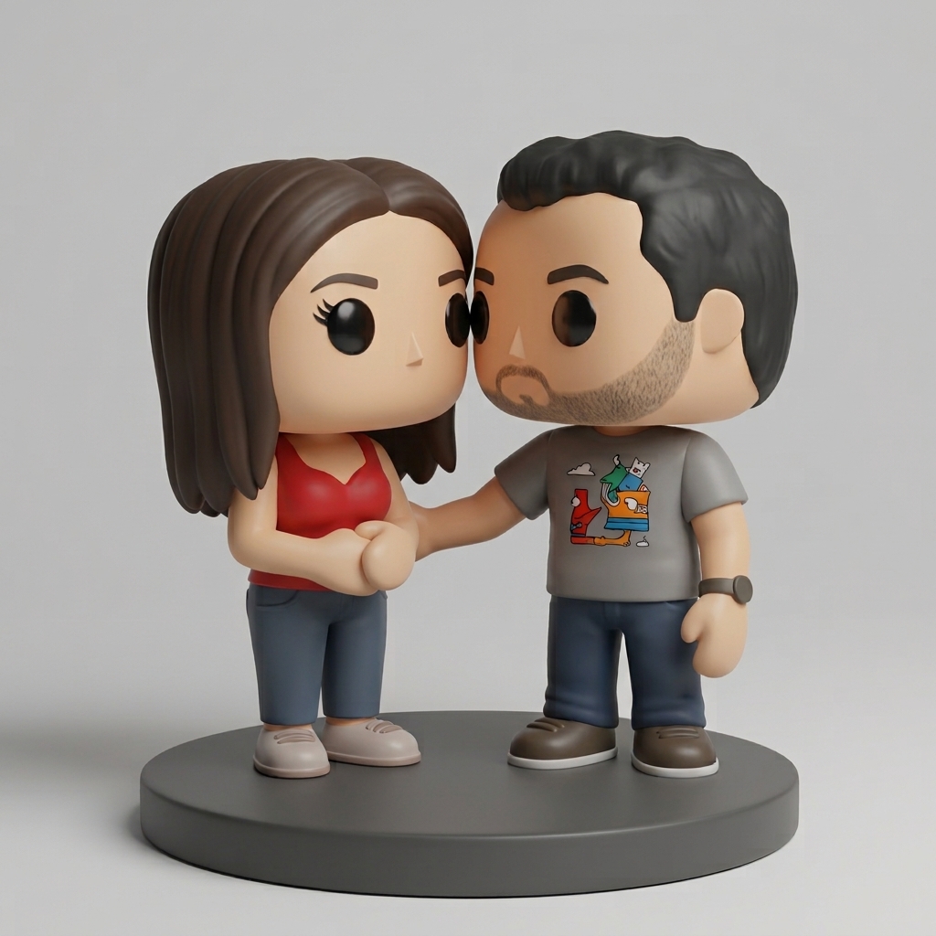 Figuras de una pareja tocándose la frente y tomados de la mano, sobre una base circular gris